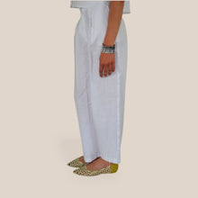 Carica l'immagine nel visualizzatore di Gallery, Tensione in pantalone palazzo pinces 100% lino Art 26P5195 ( camicia Art 26C5196 )
