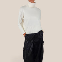 Carica l'immagine nel visualizzatore di Gallery, Tensione in maglia collo alto 100% lana Art WL938
