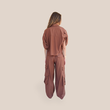 Carica l'immagine nel visualizzatore di Gallery, Tensione in pantalone cargo con cintura 90% viscosa Art LH260 ( camicia Art LH903 )
