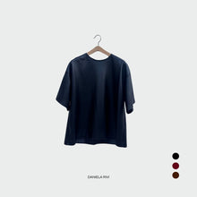 Carica l&#39;immagine nel visualizzatore di Gallery, Blusa over ecopelle manica corta zip schiena
