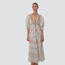 Carica l&#39;immagine nel visualizzatore di Gallery, Susy mix abito beige con ricami e applicazioni 100% cotone Art VE204
