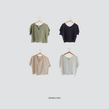 Carica l&#39;immagine nel visualizzatore di Gallery, Tensione in blusa over scollo V 67% viscosa 11% lino Art 25C7935
