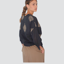 Carica l&#39;immagine nel visualizzatore di Gallery, Tensione in camicia misto seta con ricami Art S25CD27
