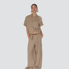 Carica l&#39;immagine nel visualizzatore di Gallery, Tensione in pantalone puro lino con cintura borchie Art S25PE21
