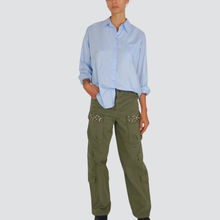 Carica l&#39;immagine nel visualizzatore di Gallery, Tensione in pantalone tasconato con borchie e strass 97% cotone Art CB368
