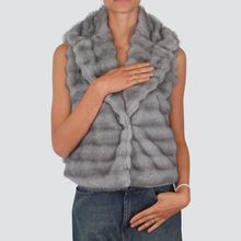 Carica l&#39;immagine nel visualizzatore di Gallery, Tensione in gilet eco-pelliccia foderata con spilla Art W25J533
