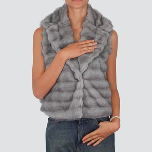 Tensione in gilet eco-pelliccia foderata con spilla Art W25J533