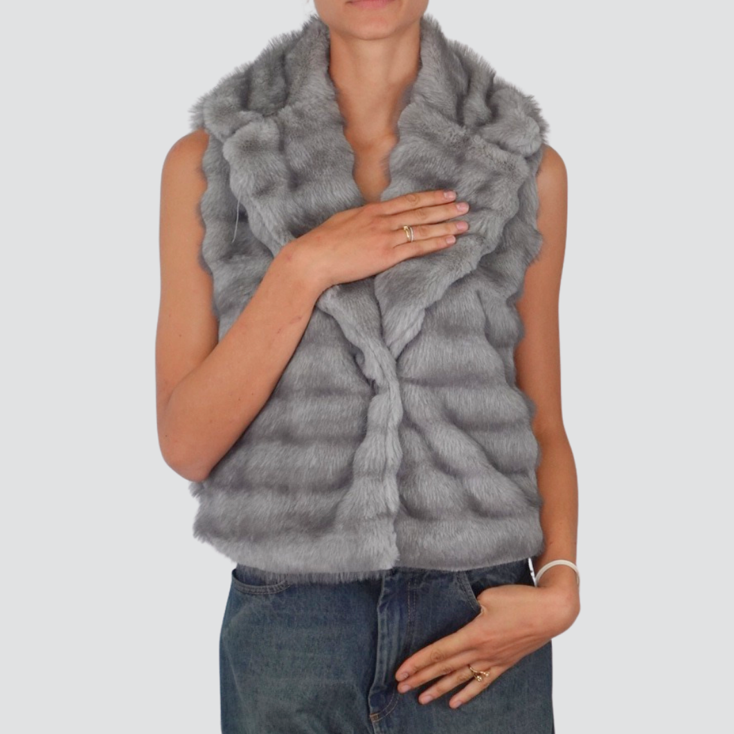 Tensione in gilet eco-pelliccia foderata con spilla Art W25J533