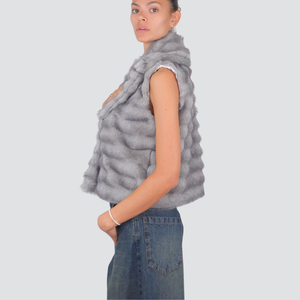 Tensione in gilet eco-pelliccia foderata con spilla Art W25J533