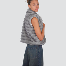 Carica l&#39;immagine nel visualizzatore di Gallery, Tensione in gilet eco-pelliccia foderata con spilla Art W25J533
