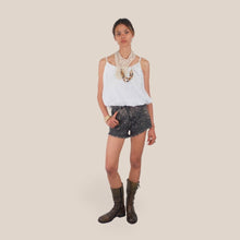 Carica l'immagine nel visualizzatore di Gallery, Haveone shorts applicazione strass fondo sfrangiato 100% cotone PGZ-Q241
