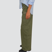 Carica l&#39;immagine nel visualizzatore di Gallery, Tensione in pantalone tasconato con borchie e strass 97% cotone Art CB368
