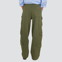 Carica l&#39;immagine nel visualizzatore di Gallery, Tensione in pantalone tasconato con borchie e strass 97% cotone Art CB368
