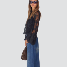 Carica l&#39;immagine nel visualizzatore di Gallery, Tensione in blusa pizzo manica balze Art W25C222
