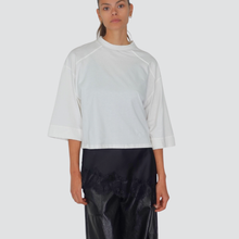 Carica l&#39;immagine nel visualizzatore di Gallery, Tensione in t-shirt over con canotta satin pizzo asimmetrico Art FW250062
