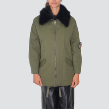 Carica l&#39;immagine nel visualizzatore di Gallery, Tensione in giacca militare con colletto e fondo eco-pelliccia interno trapuntato e spilla Art W25J669
