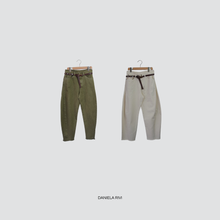 Carica l&#39;immagine nel visualizzatore di Gallery, Tensione in pantalone balloon con cintura fondo sfrangiato 100% cotone Art W25P371
