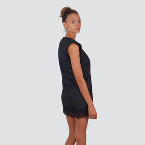 Tensione in abito nero gessato con spallini e fondo pizzo 32% viscosa art W25A571