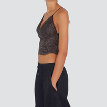 Carica l&#39;immagine nel visualizzatore di Gallery, Tensione in top crop pizzo moro spallino regolabile zip laterale Art FW250039
