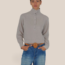 Carica l'immagine nel visualizzatore di Gallery, Tensione in maglia collo alto con bottoni 100% lana Art WL7026
