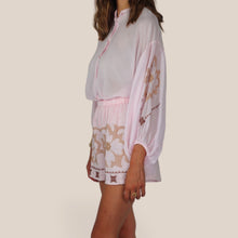 Carica l'immagine nel visualizzatore di Gallery, Tensione in shorts con ricamo elastico vita 100% lino Art PE260398
