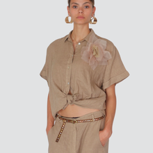 Carica l&#39;immagine nel visualizzatore di Gallery, Tensione camicia ove puro lino con spilla Art S25CE26
