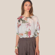 Carica l'immagine nel visualizzatore di Gallery, Vicolo blusa over stampa floreale elastico fondo 75% lyocell Art TAB1807
