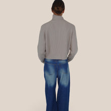 Carica l'immagine nel visualizzatore di Gallery, Tensione in maglia collo alto con bottoni 100% lana Art WL7026
