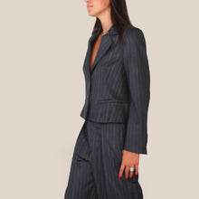 Carica l'immagine nel visualizzatore di Gallery, Tensione in blazer gessato Art W26J255 ( pantalone Art W26P333 )
