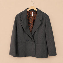 Carica l'immagine nel visualizzatore di Gallery, Tensione in Blazer gessato con collone in eco-pelliccia removibile Art FW260029
