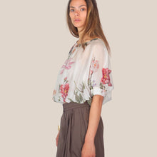 Carica l'immagine nel visualizzatore di Gallery, Vicolo blusa over stampa floreale elastico fondo 75% lyocell Art TAB1807
