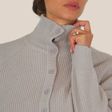 Carica l'immagine nel visualizzatore di Gallery, Tensione in maglia collo alto con bottoni 100% lana Art WL7026
