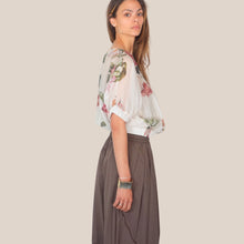 Carica l'immagine nel visualizzatore di Gallery, Vicolo blusa over stampa floreale elastico fondo 75% lyocell Art TAB1807
