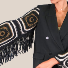 Carica l'immagine nel visualizzatore di Gallery, Vicolo blazer doppio petto crochet con frange Art TAC0446
