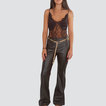 Carica l&#39;immagine nel visualizzatore di Gallery, Tensione in pantalone ecopelle svasato con cintura oro Art FW250002
