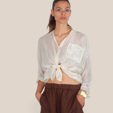 Carica l'immagine nel visualizzatore di Gallery, Tensione in camicia taschino macramè 85% tencell Art S26CG40
