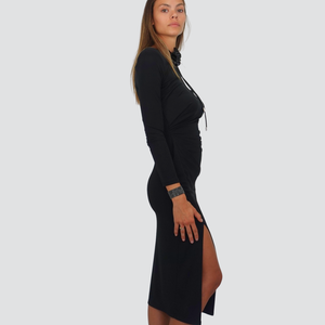 Philia Loft abito arriccio spacco laterale con collana Art R01Y0197