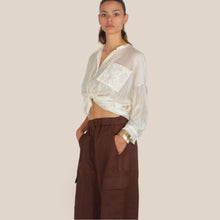 Carica l'immagine nel visualizzatore di Gallery, Tensione in camicia taschino macramè 85% tencell Art S26CG40
