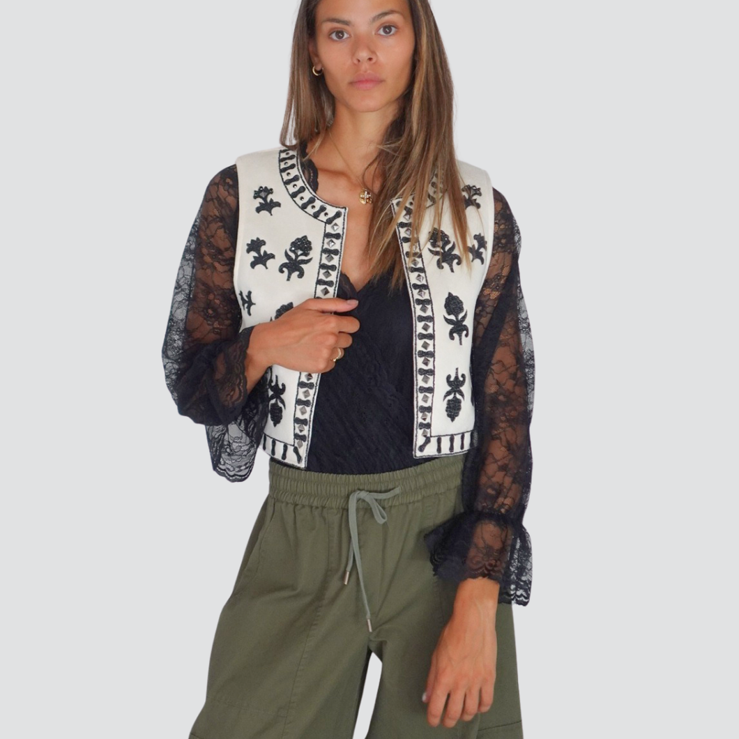 Tensione in gilet ricamato con applicazione interno caldo Art 37484
