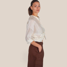 Carica l'immagine nel visualizzatore di Gallery, Tensione in camicia taschino macramè 85% tencell Art S26CG40

