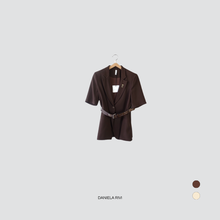 Carica l&#39;immagine nel visualizzatore di Gallery, Tensione in blazer manica corta con spilla e cinturone 90% viscosa Art 25B7571
