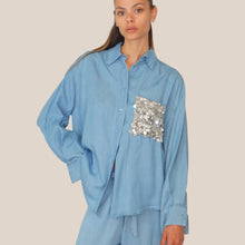 Carica l'immagine nel visualizzatore di Gallery, Tensione in camicia over taschino paillettes 100% tencel leggero Art PE260153 ( pantalone Art PE260188 )
