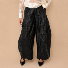 Carica l'immagine nel visualizzatore di Gallery, Tensione in Pantalone tasconato eco-pelle Art GH656
