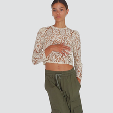 Carica l&#39;immagine nel visualizzatore di Gallery, Tensione in blusa crop pizzo 56% viscosa 20% cotone Art W25C223
