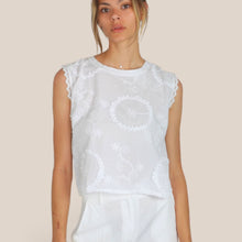 Carica l'immagine nel visualizzatore di Gallery, Susy Mix maglia smanicata con ricami 100% cotone Art 2735
