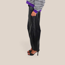 Carica l'immagine nel visualizzatore di Gallery, Vicolo pantalone balloon ecopelle invecchiato 29% viscosa 3% cotone Art TAC0334
