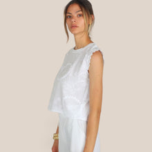Carica l'immagine nel visualizzatore di Gallery, Susy Mix maglia smanicata con ricami 100% cotone Art 2735
