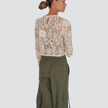 Carica l&#39;immagine nel visualizzatore di Gallery, Tensione in blusa crop pizzo 56% viscosa 20% cotone Art W25C223
