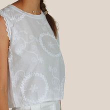 Carica l'immagine nel visualizzatore di Gallery, Susy Mix maglia smanicata con ricami 100% cotone Art 2735

