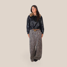 Carica l'immagine nel visualizzatore di Gallery, Tensione in pantalone balloon maculato con cintura 97% cotone Art MX342

